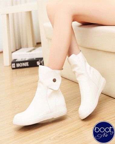 Giày boot nữ màu trắng mang phong cách trẻ trung, cá tính