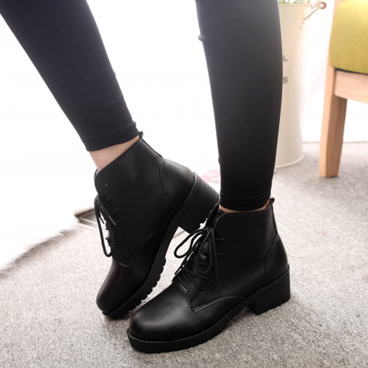 Giày boot nữ cổ ngắn đế trệt cột dây màu đen GBN7601
