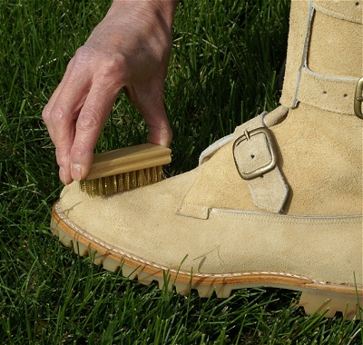 Chải sạch bùn trên bề mặt giày da lộn