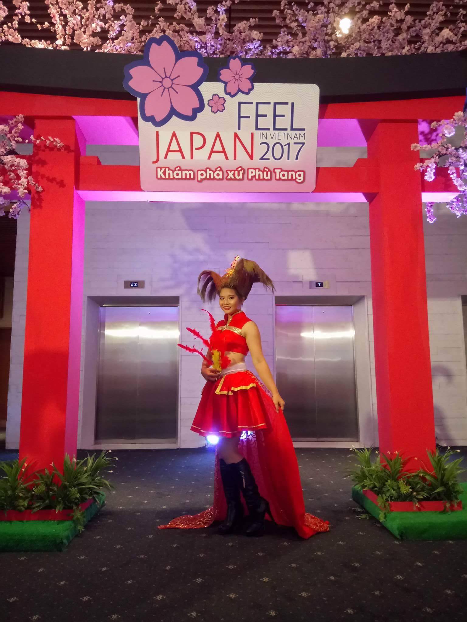 Hồng Nhung với người mẫu của mình trong chương trình Khám phá xứ Phù Tang - Feel Japan 2017