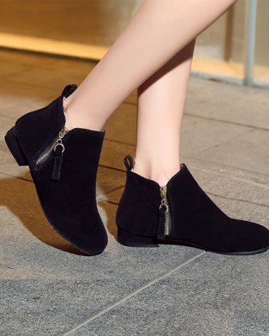 Giày boot nữ đế bệt thoải mái đi bộ màu đen GBN14701
