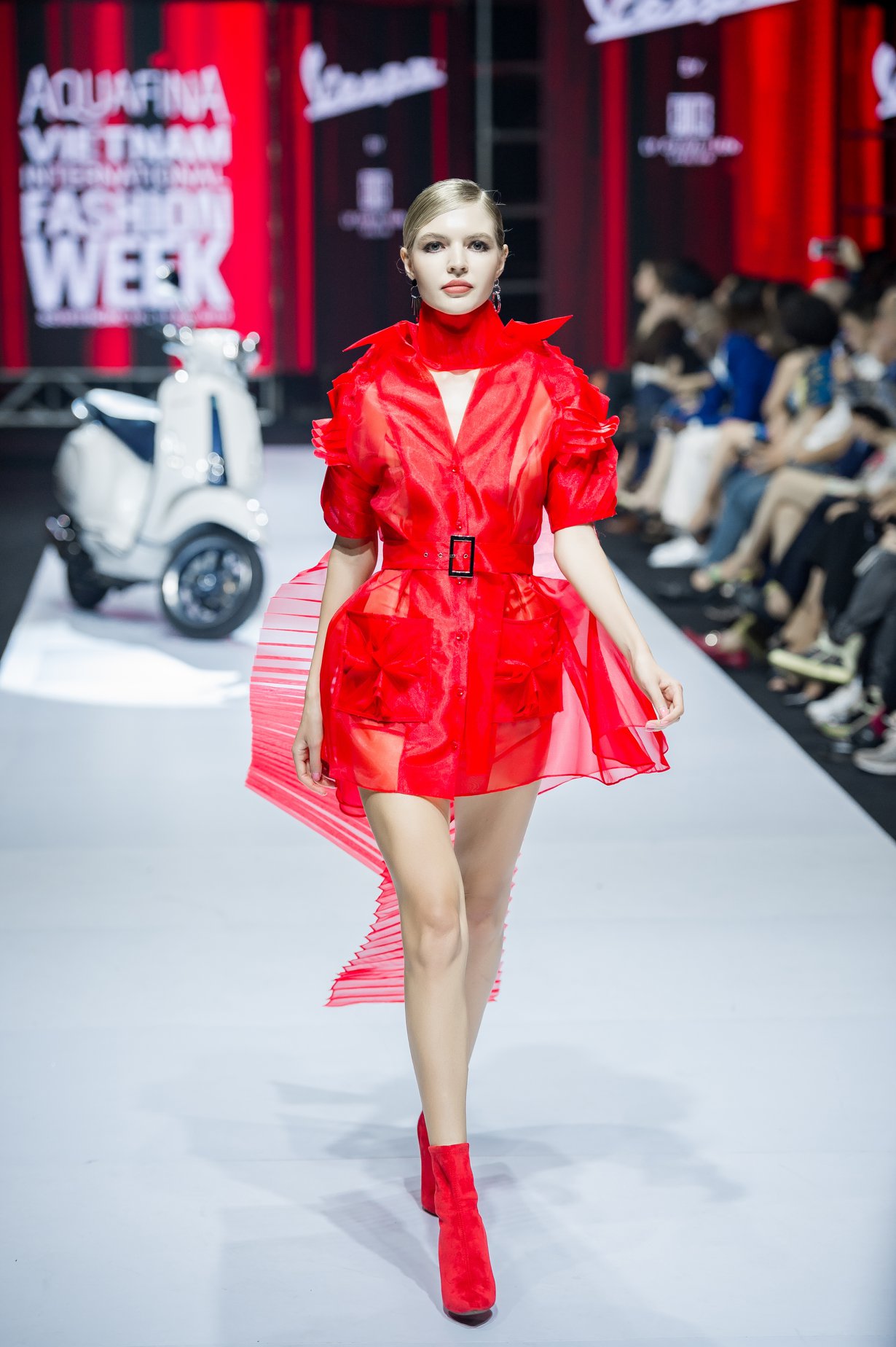 Boot tất cổ lửng da lộn sành điệu màu đỏ GBN19003 Boot tất cổ lửng da lộn sành điệu màu đỏ GBN19003