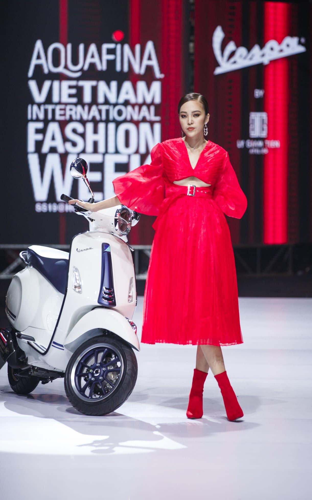 Boot tất cổ lửng da lộn sành điệu màu đỏ GBN19003 Boot tất cổ lửng da lộn sành điệu màu đỏ GBN19003