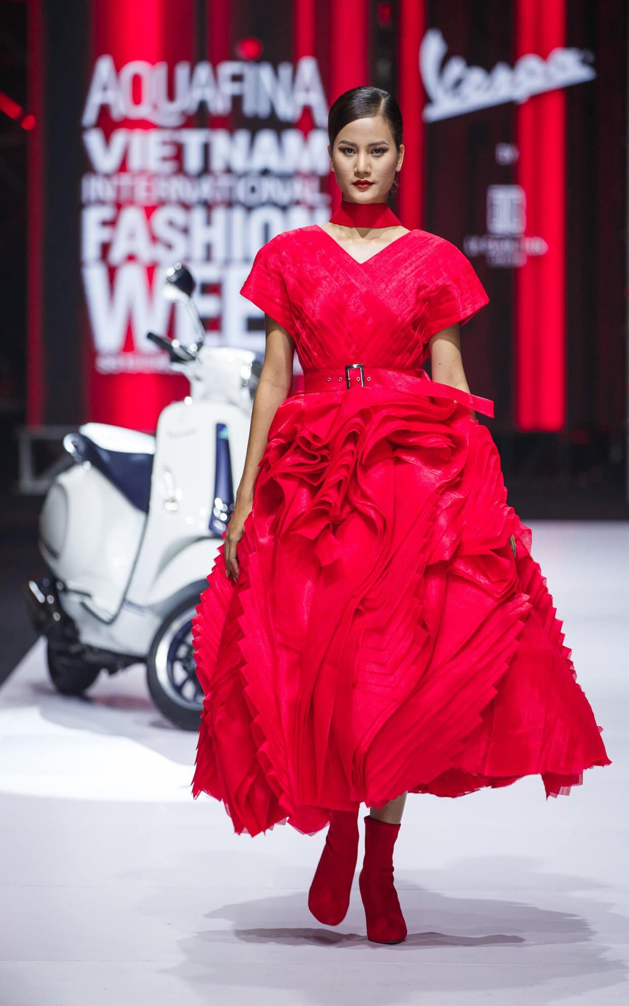 Boot tất cổ lửng da lộn sành điệu màu đỏ GBN19003 Boot tất cổ lửng da lộn sành điệu màu đỏ GBN19003