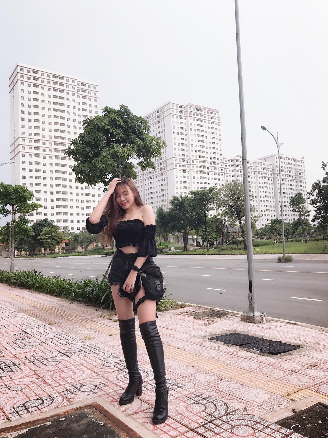 Boot nữ ngang đùi đế vuông sành điệu GCC21 Boot nữ ngang đùi đế vuông sành điệu GCC21