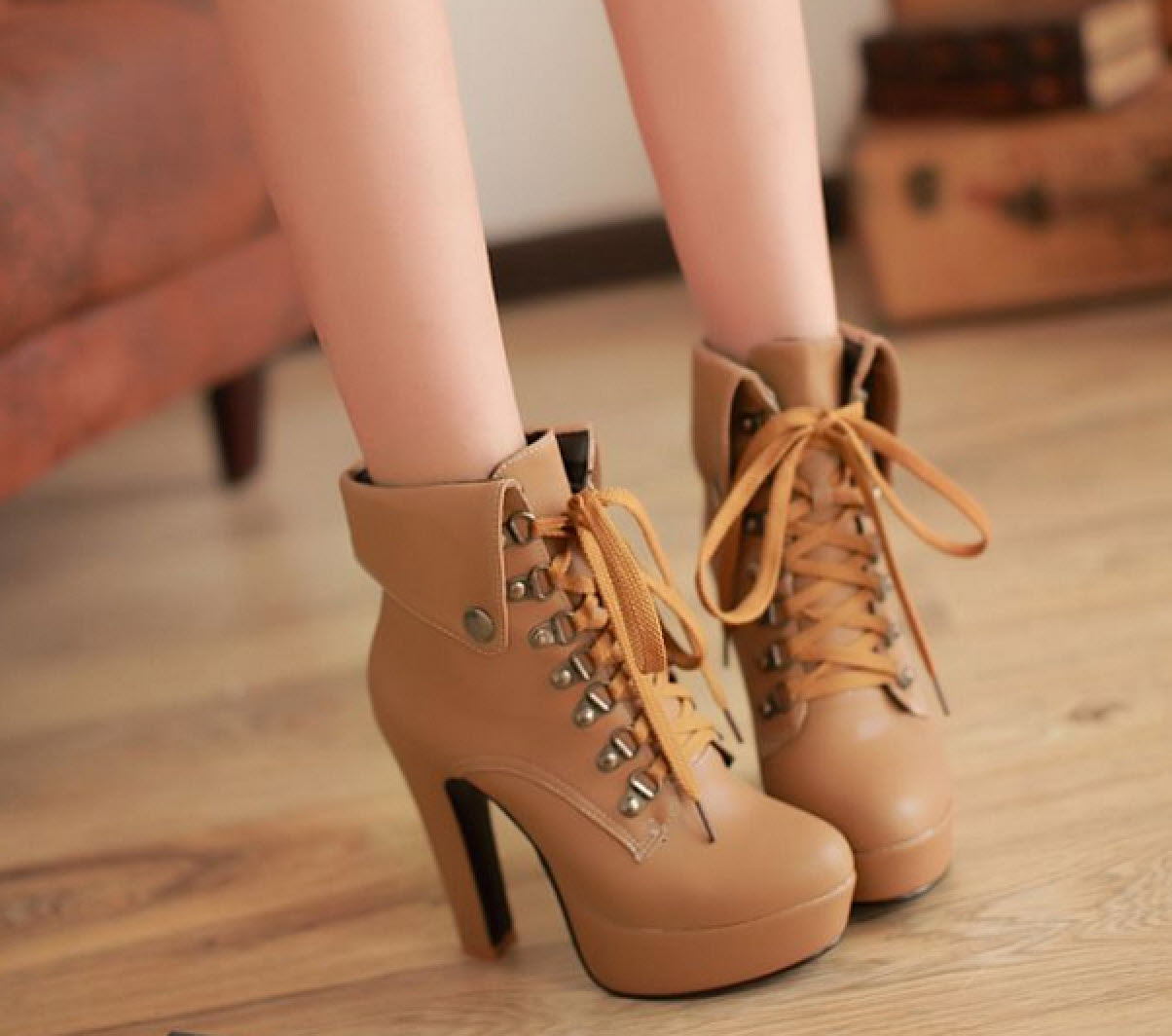 Giày boot nữ màu da bò cổ ngắn đế vuông cao gót tôn dáng trong từng bước đi! Giày boot nữ màu da bò cổ ngắn đế vuông cao gót tôn dáng trong từng bước đi!