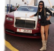 Chị Khánh Uyên thoả sức du lịch Dubai với giày boot nữ cổ lửng màu kem trẻ trung
